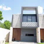 Townhouse totalmente equipado a 13 minutos del centro y cerca de sumercados, centros de convenciones y plazas comerciales