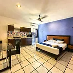 Espacio Creado Para 3 Personas Con Piscina
