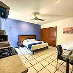 Espacio Creado Para 3 Personas Con Piscina