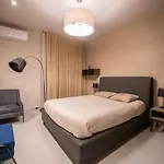 Peninsula Stays 2 Bedroom Designer Apartment & 200 Mb Fast Wifi New Listing!
