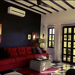 Ochenta Y Dos Bed & Breakfast & Spa