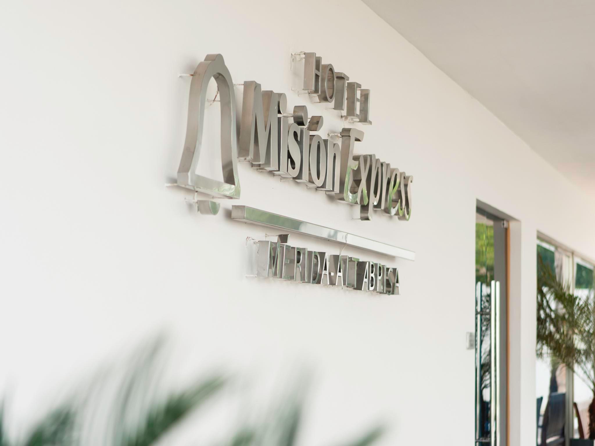 Hotel Mision Express Altabrisa 3*
