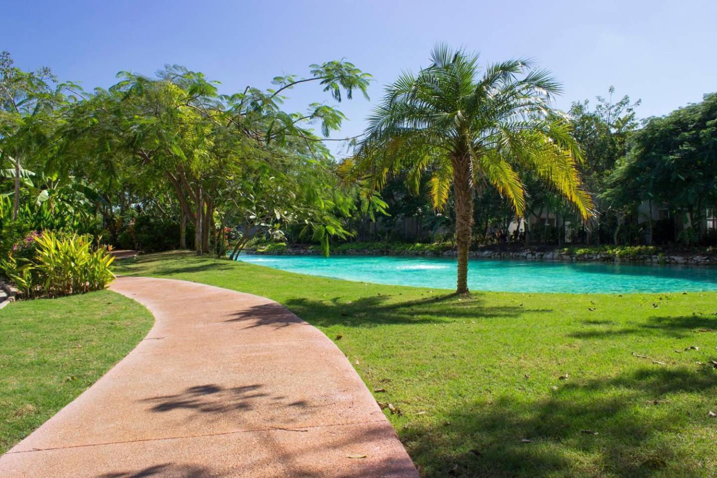 Modern House Surrounded By Nature Mérida