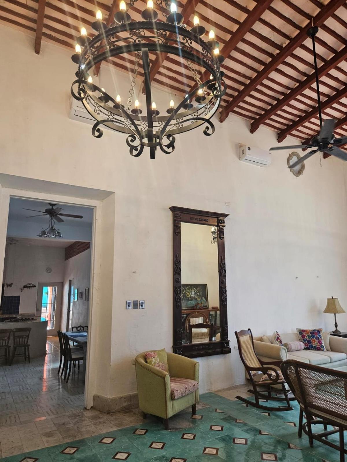 Сasa de vacaciones Pool, Garden And Colonial Charm!