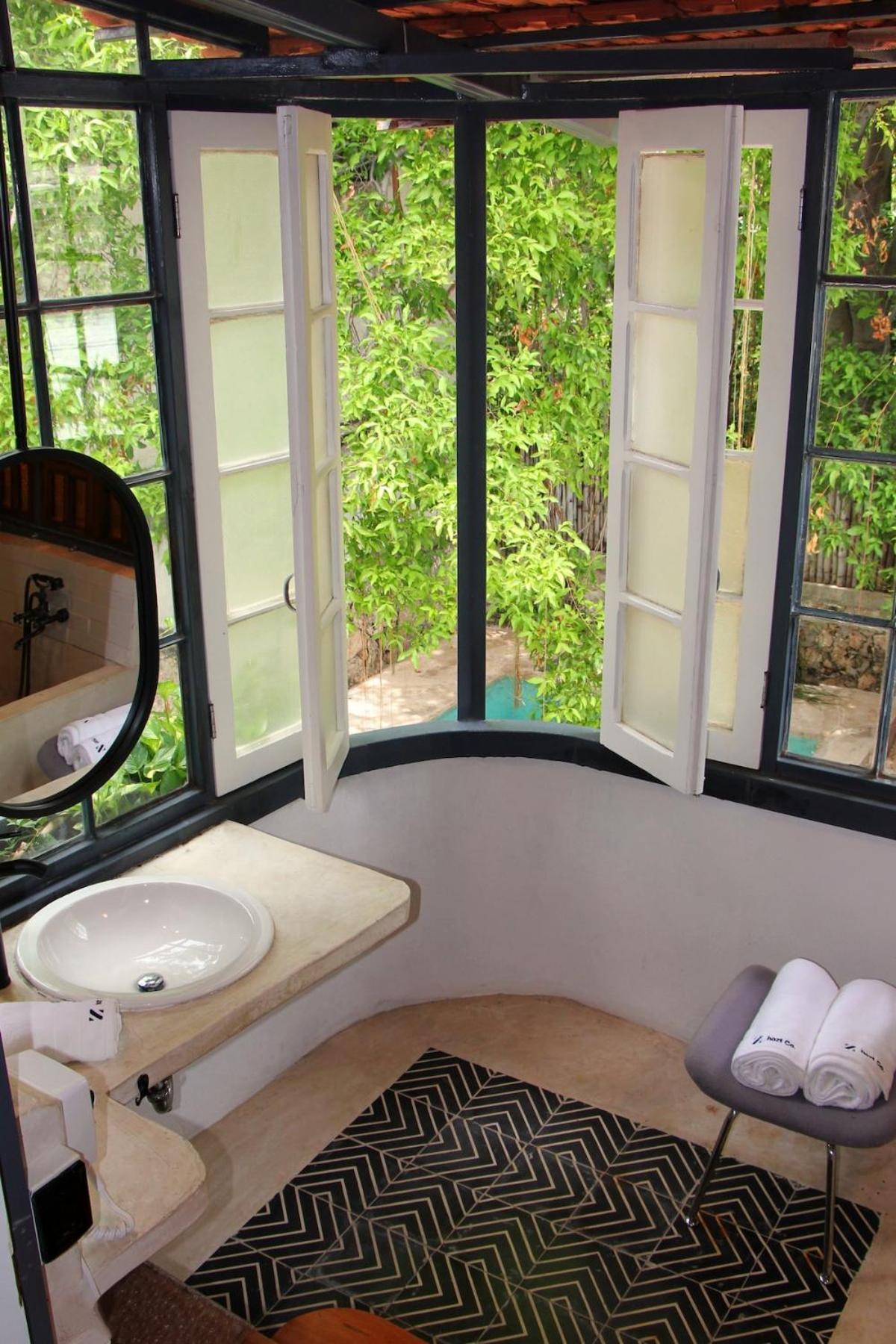 Villa Oasis With Natural Pool In The Heart Of