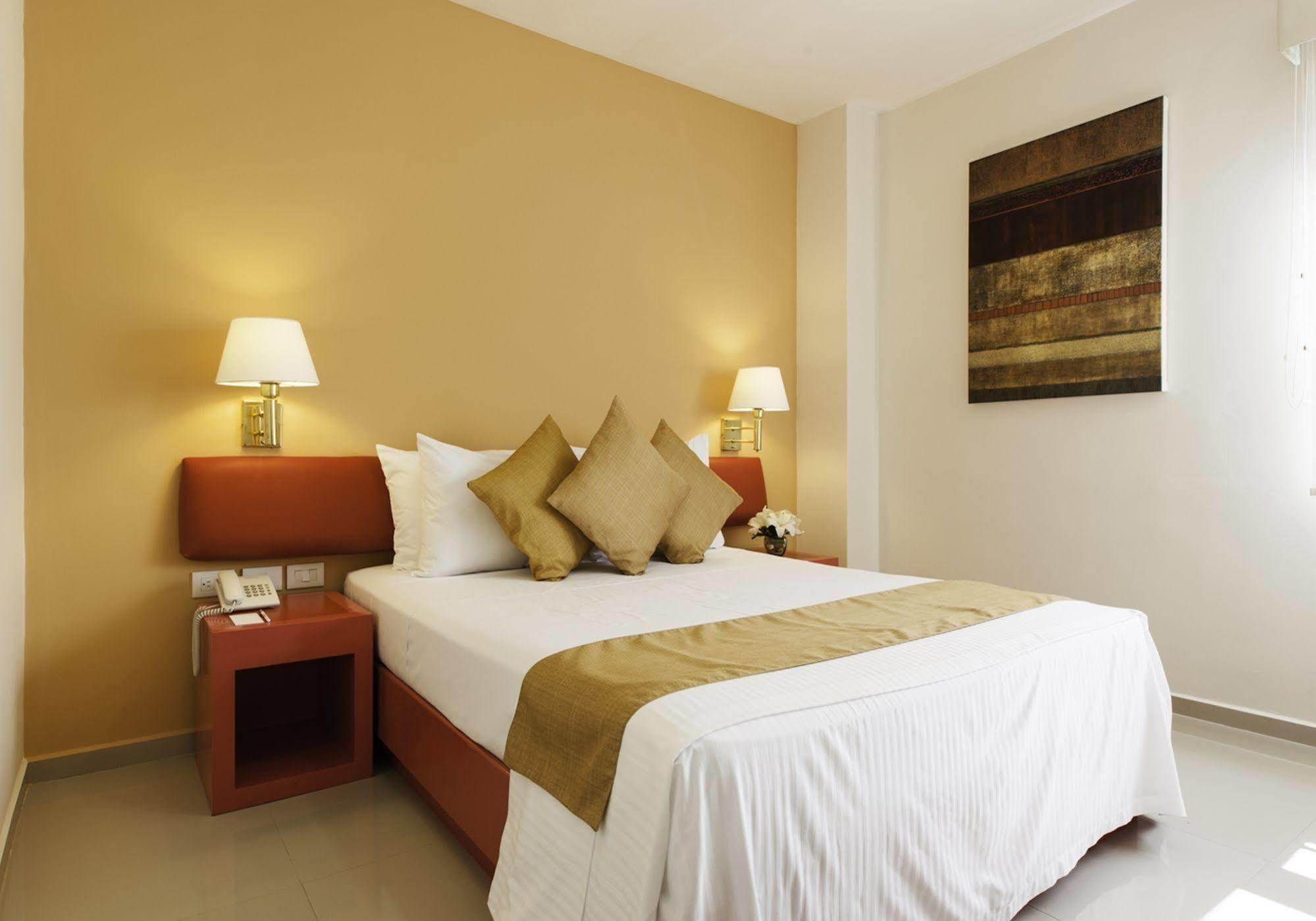 Mision Express Altabrisa Hotel 3*