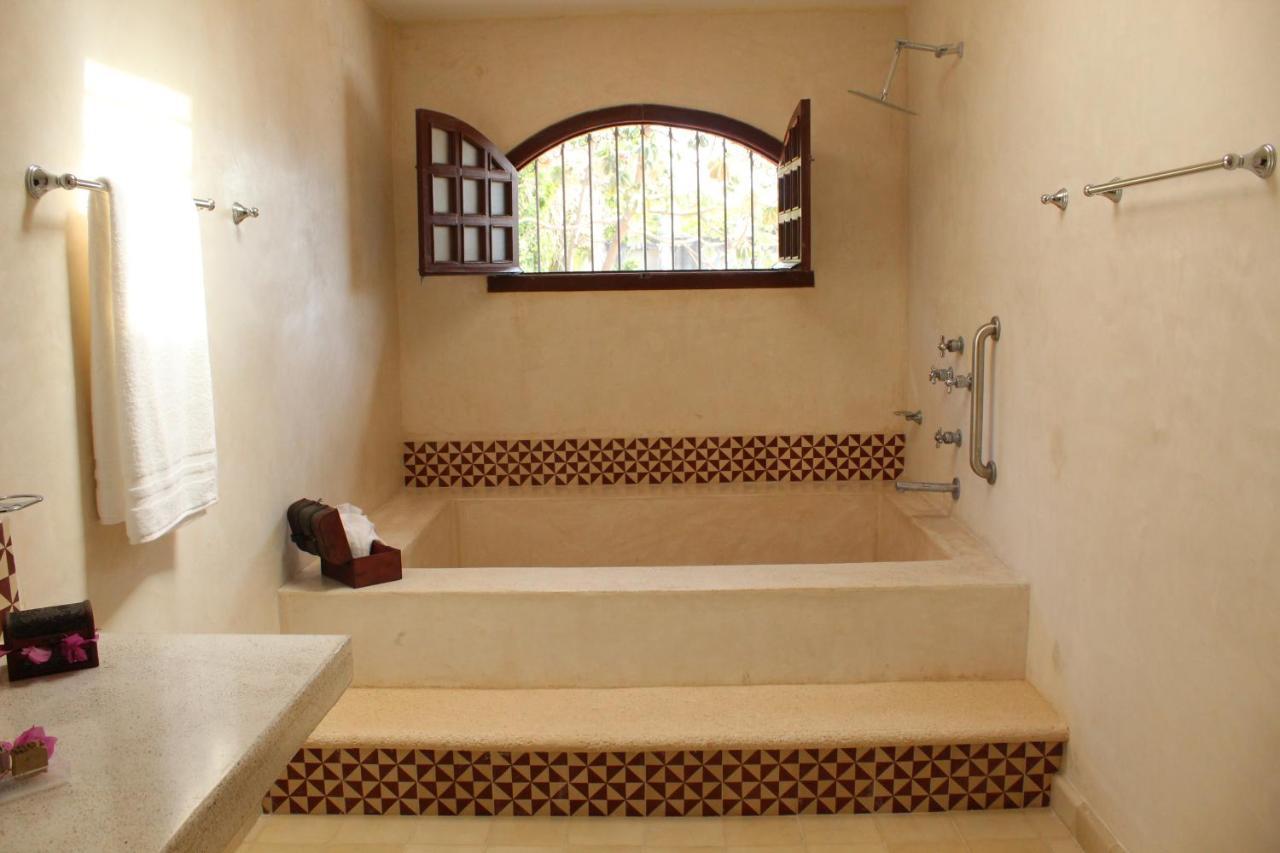 Bugambilia Colonial Charm With Spacious Design And Private Pool Five Minutes From Downtown