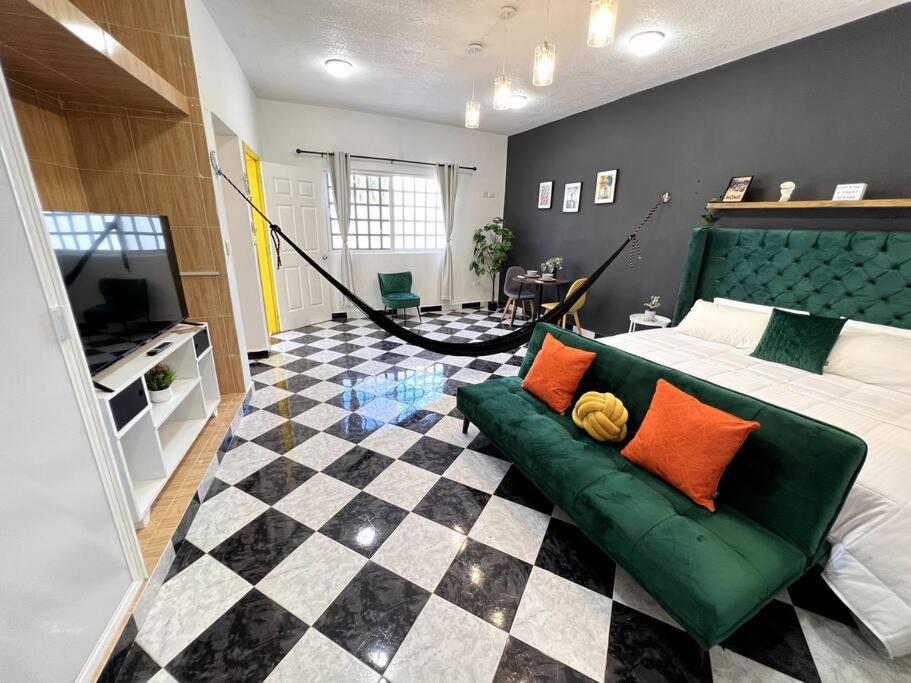 Acogedor Y Colorido Estudio Con Cama King Size