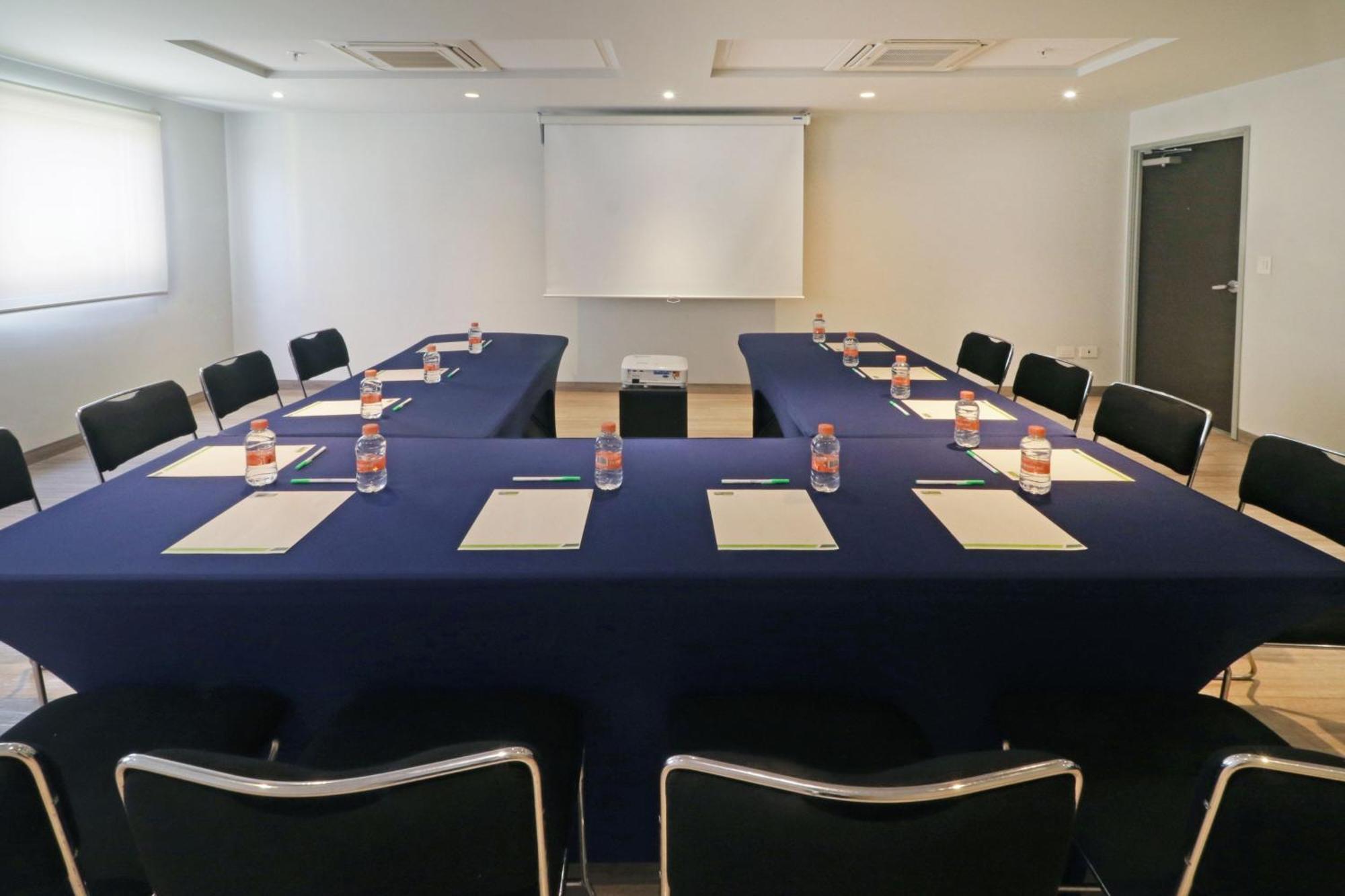 Hotel Express Junior Altabrisa 3*