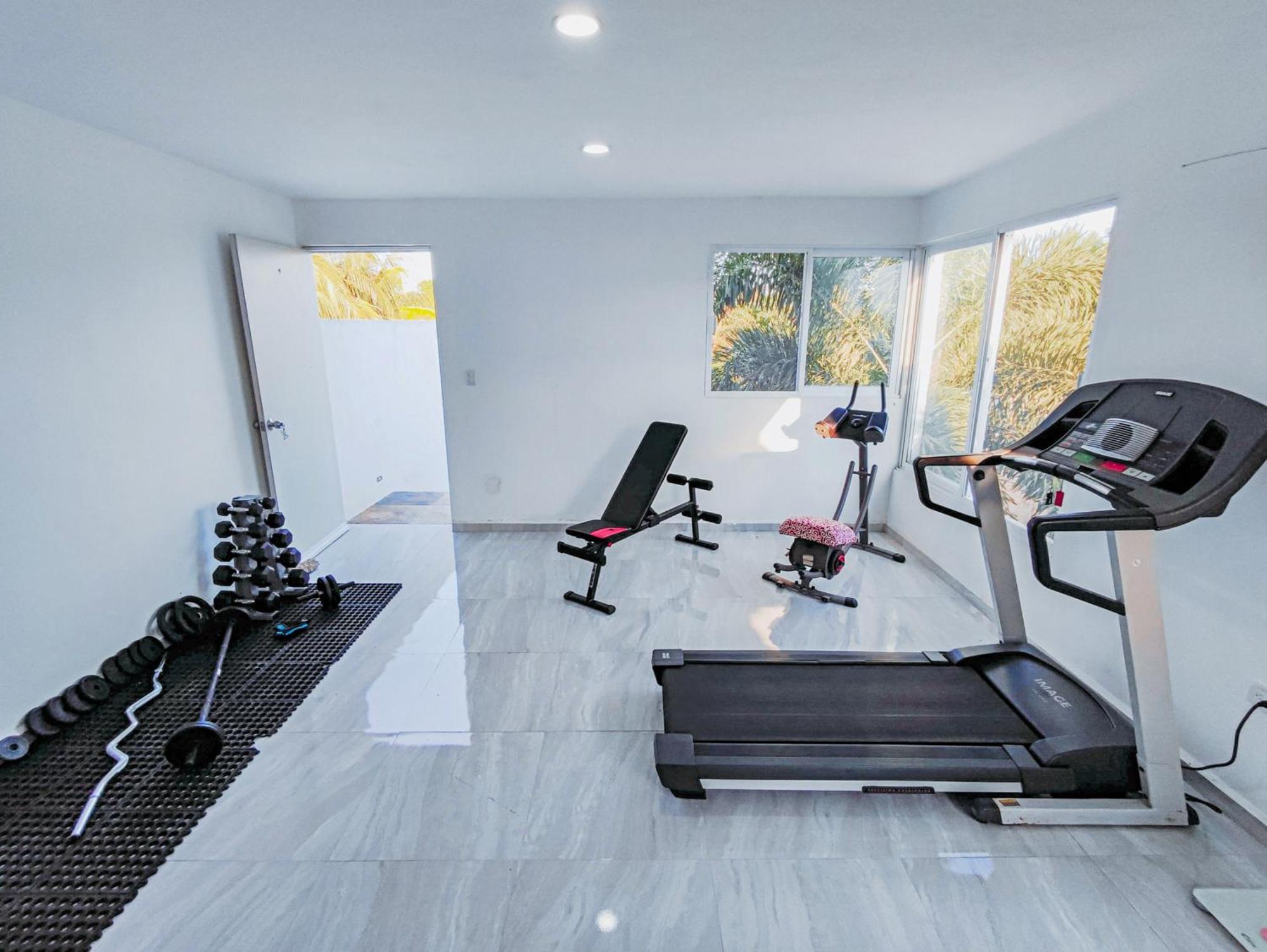 Moderna Con Alberca, Gimnasio Y Cochera