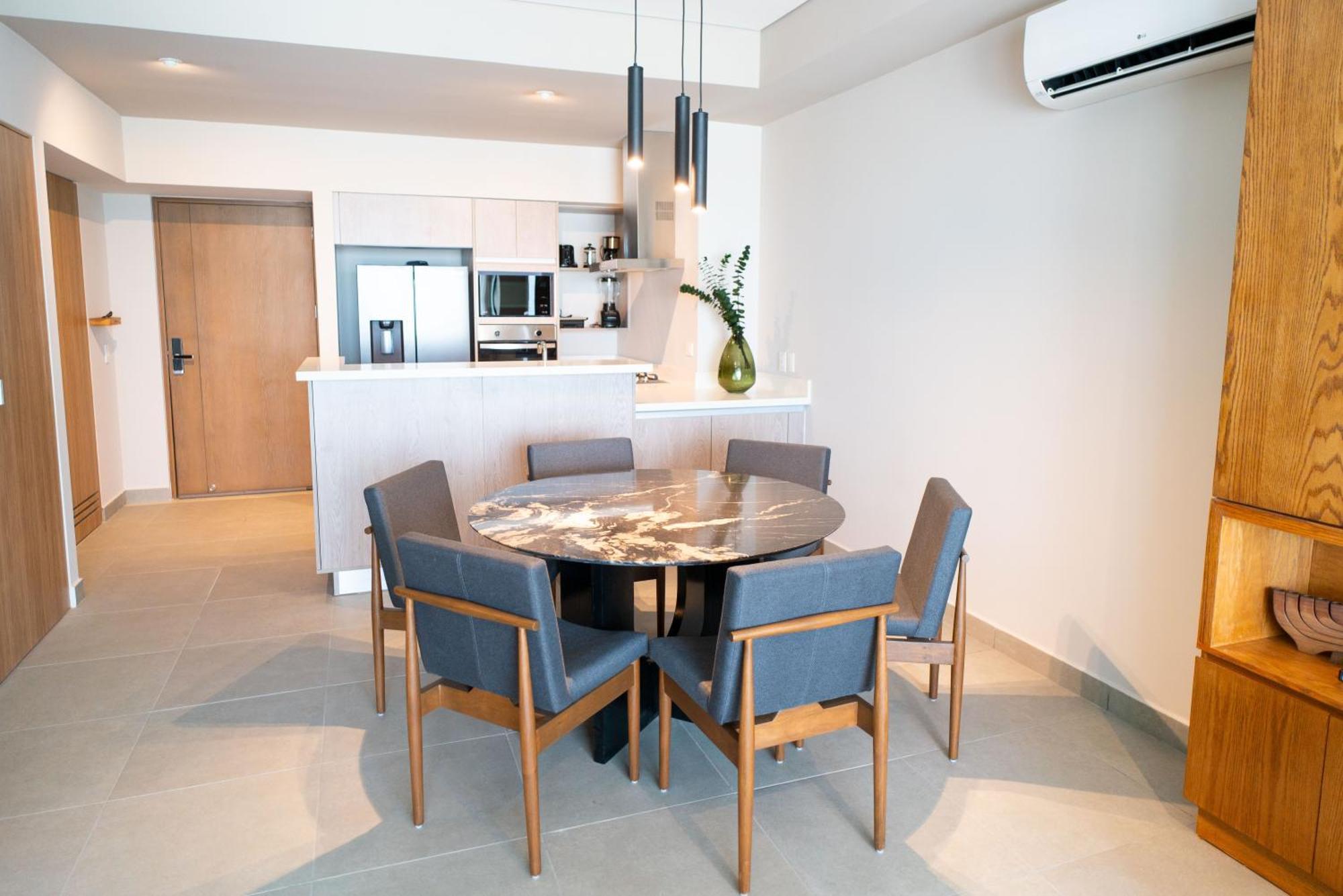 12173 Brand New Lux Signature Us Consulate Holiday home *