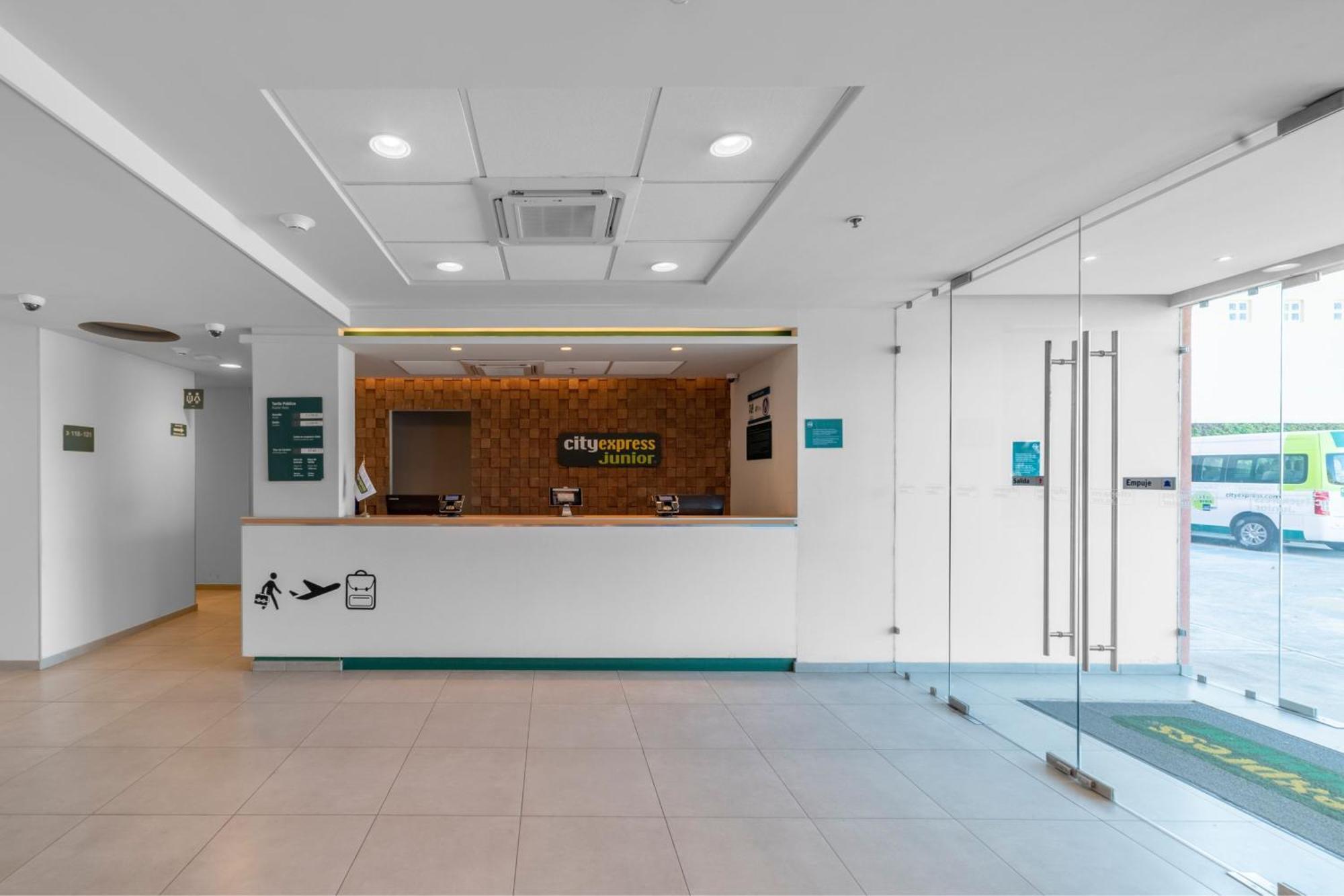 Express Junior Altabrisa Hotel