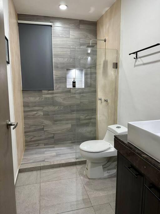 Apartamento Espaciosa De 2 Recamaras Con Alberca Cerca De Plazas Y Hospitales