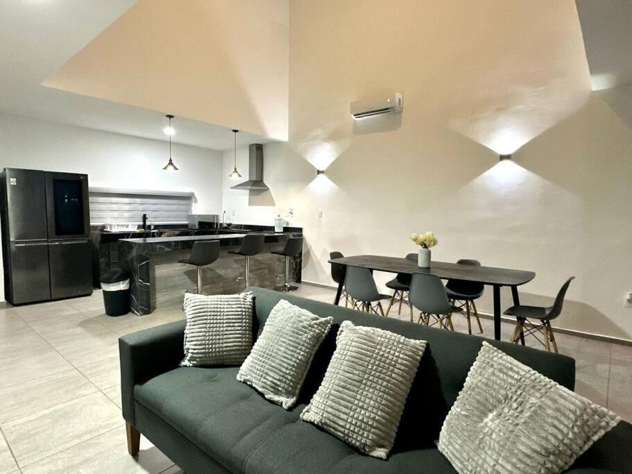 Apartamento Espaciosa De 2 Recamaras Con Alberca Cerca De Plazas Y Hospitales *