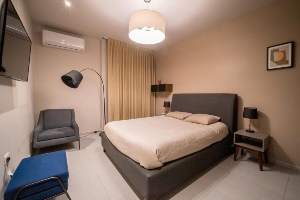 Peninsula 2 Bedroom Designer & 200 Mb Fast Wifi New Listing!