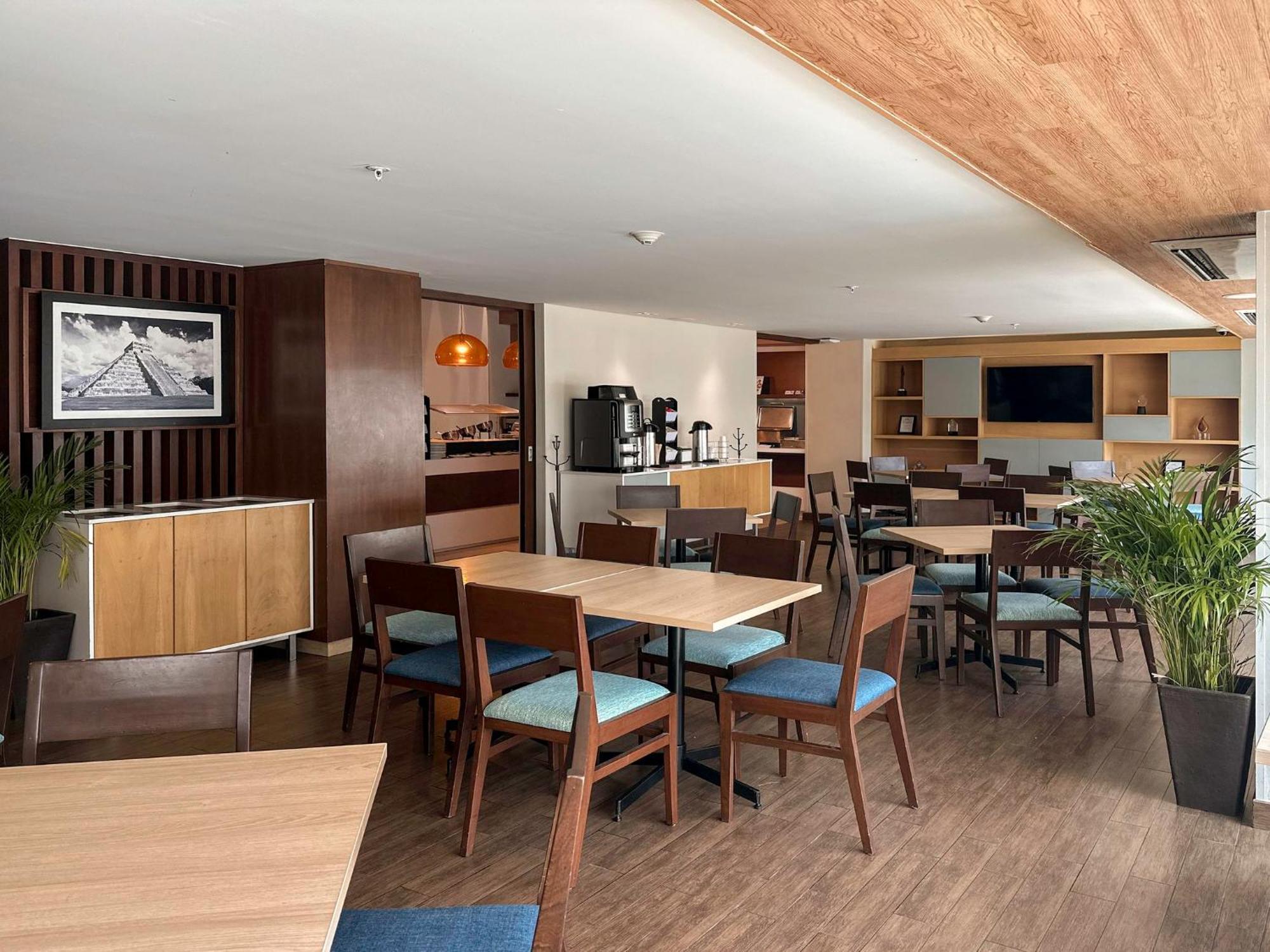 Hotel Express Mérida, An Ihg Mérida