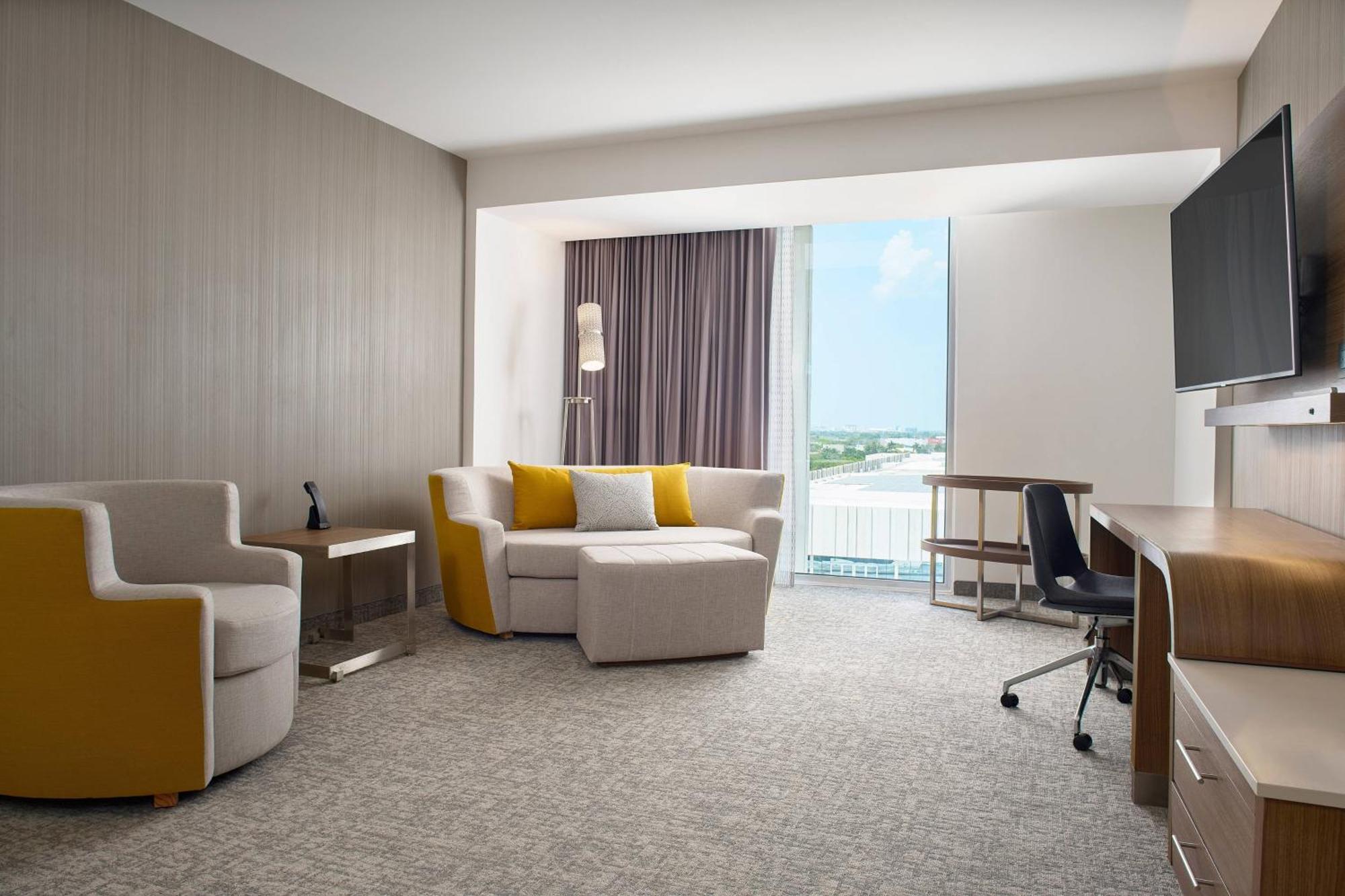 Courtyard By Marriott Downtown