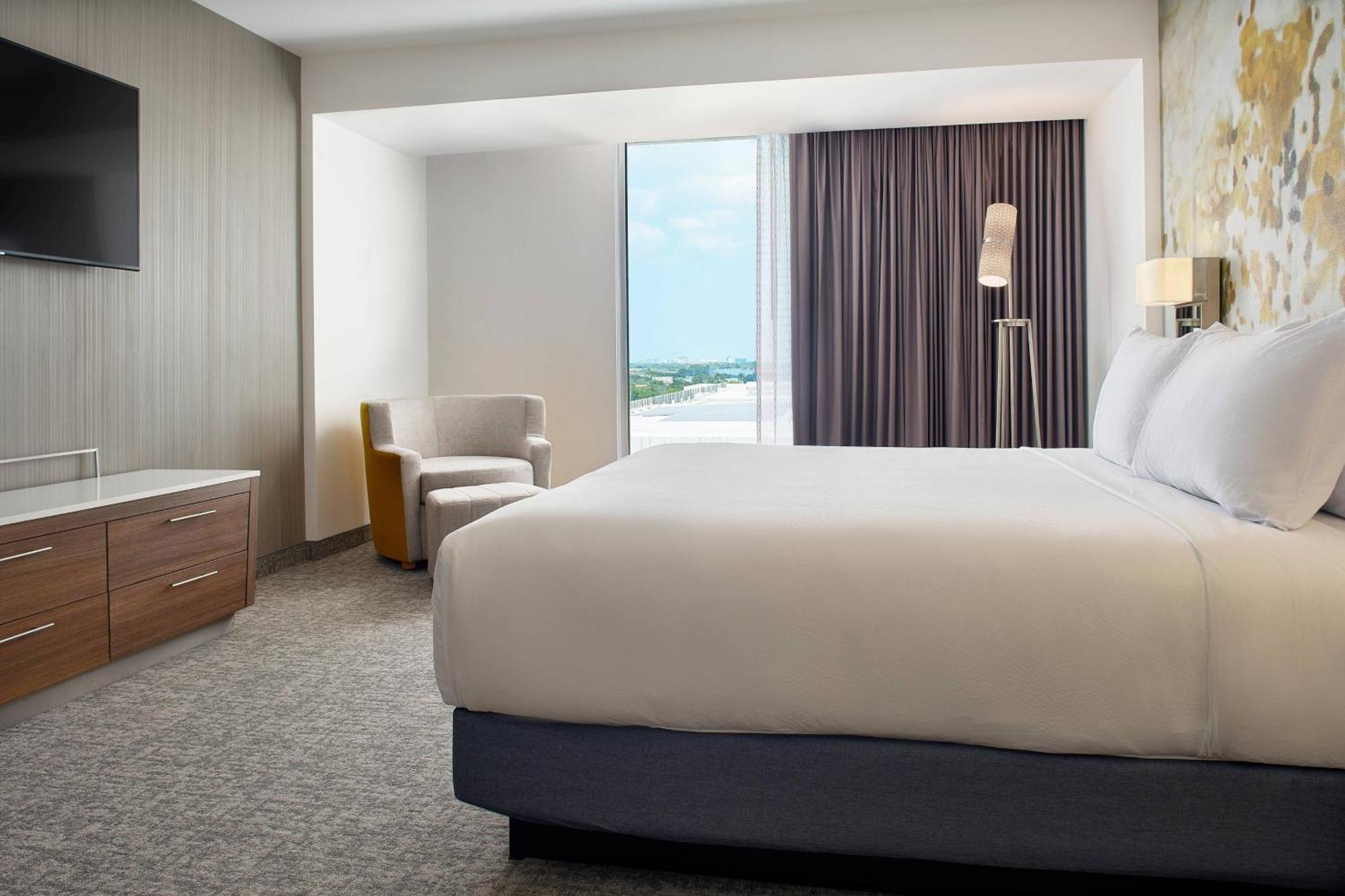 Courtyard By Marriott Downtown Hotel