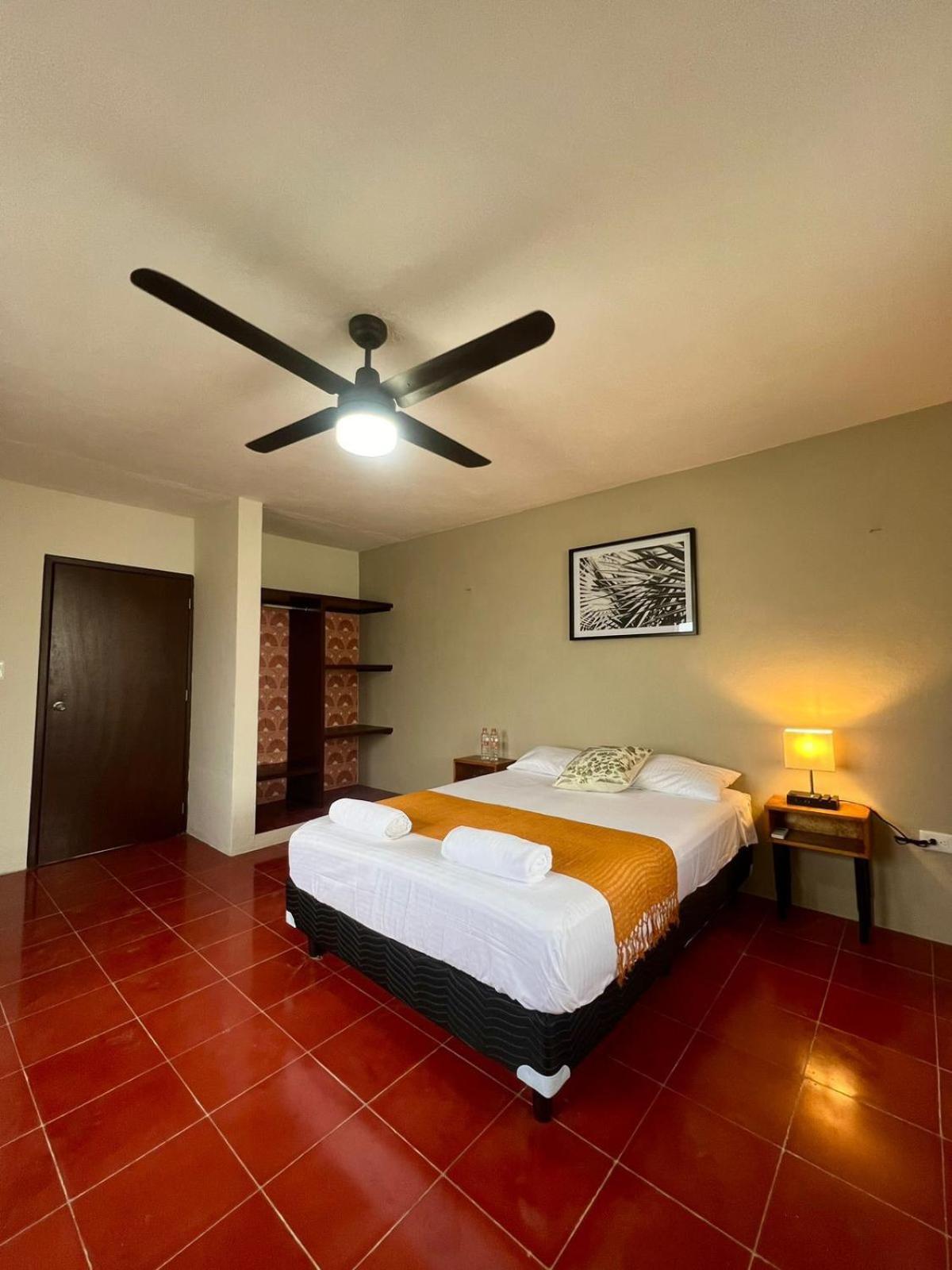 Casa En El Centro De Merida, 5 Y 3 Banos, Ideal Grupos * Mérida