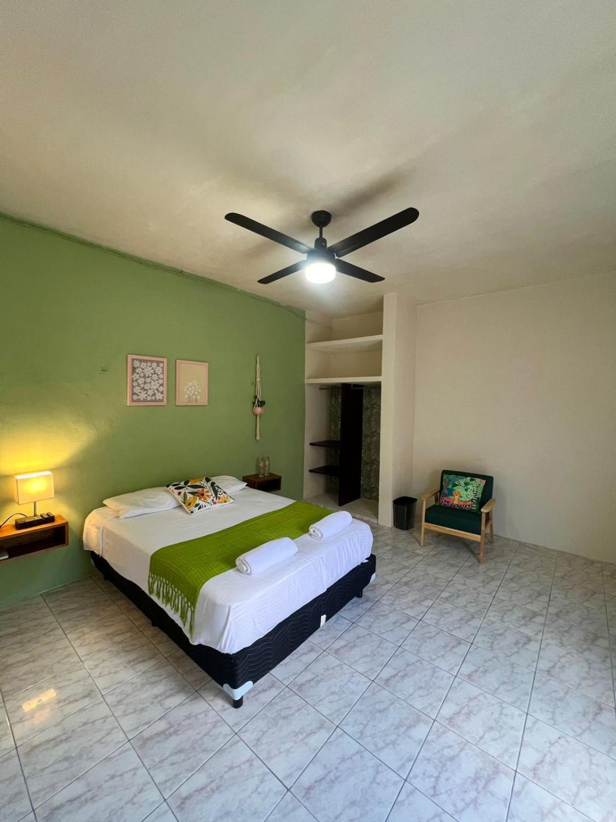 Casa En El Centro De Merida, 5 Y 3 Banos, Ideal Grupos *