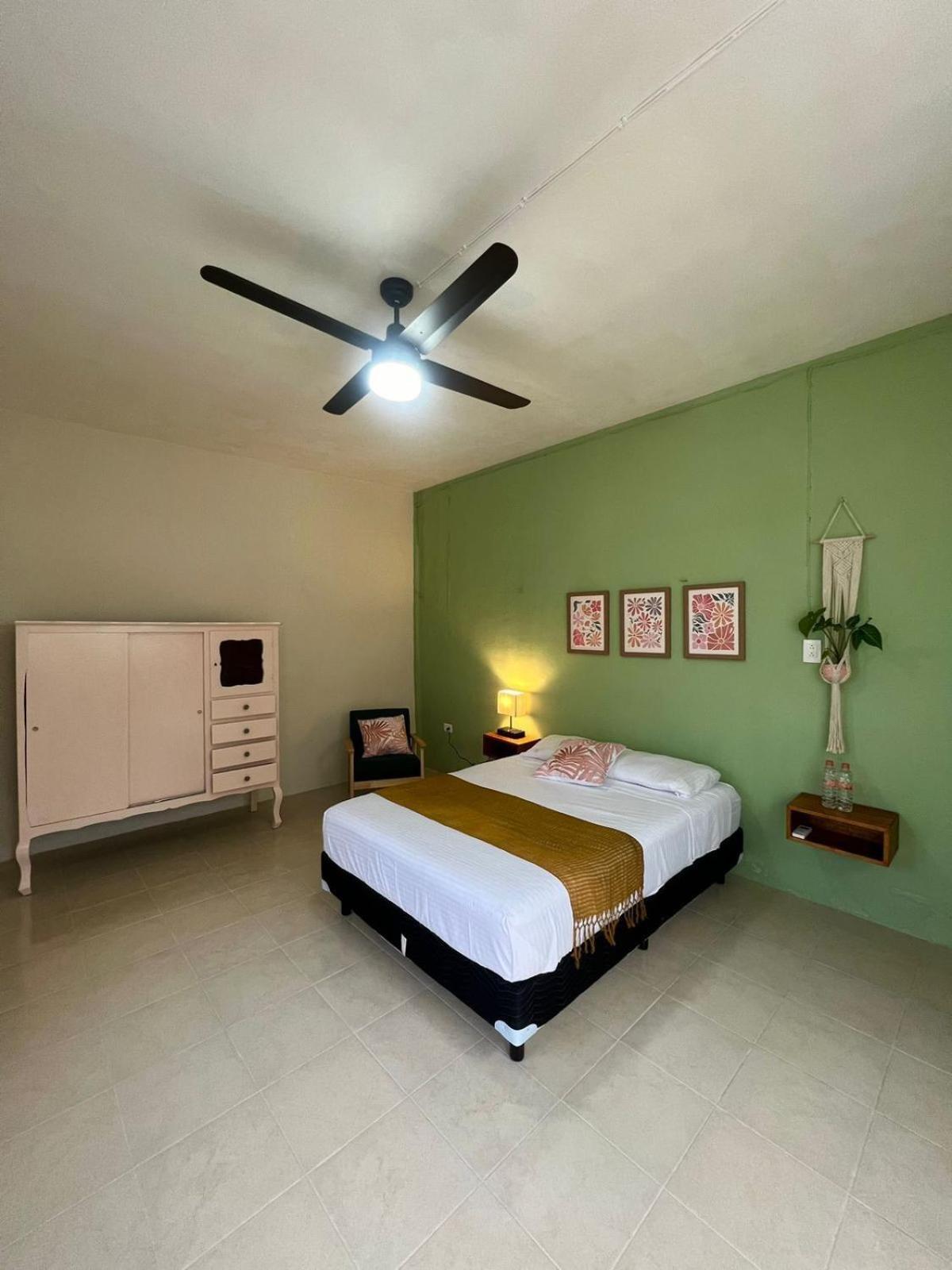 Casa En El Centro De Merida, 5 Y 3 Banos, Ideal Grupos