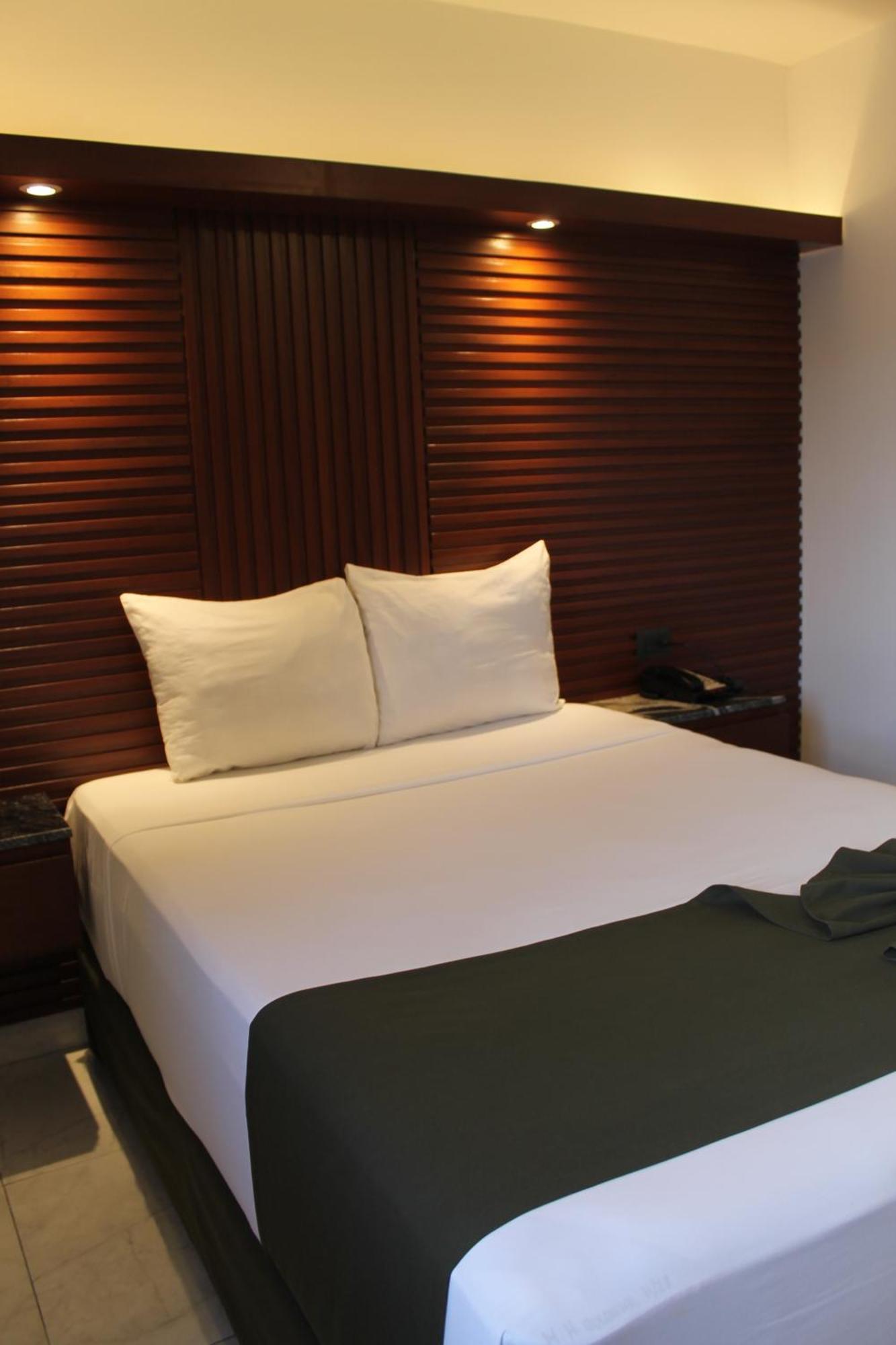 Colonial De 4*