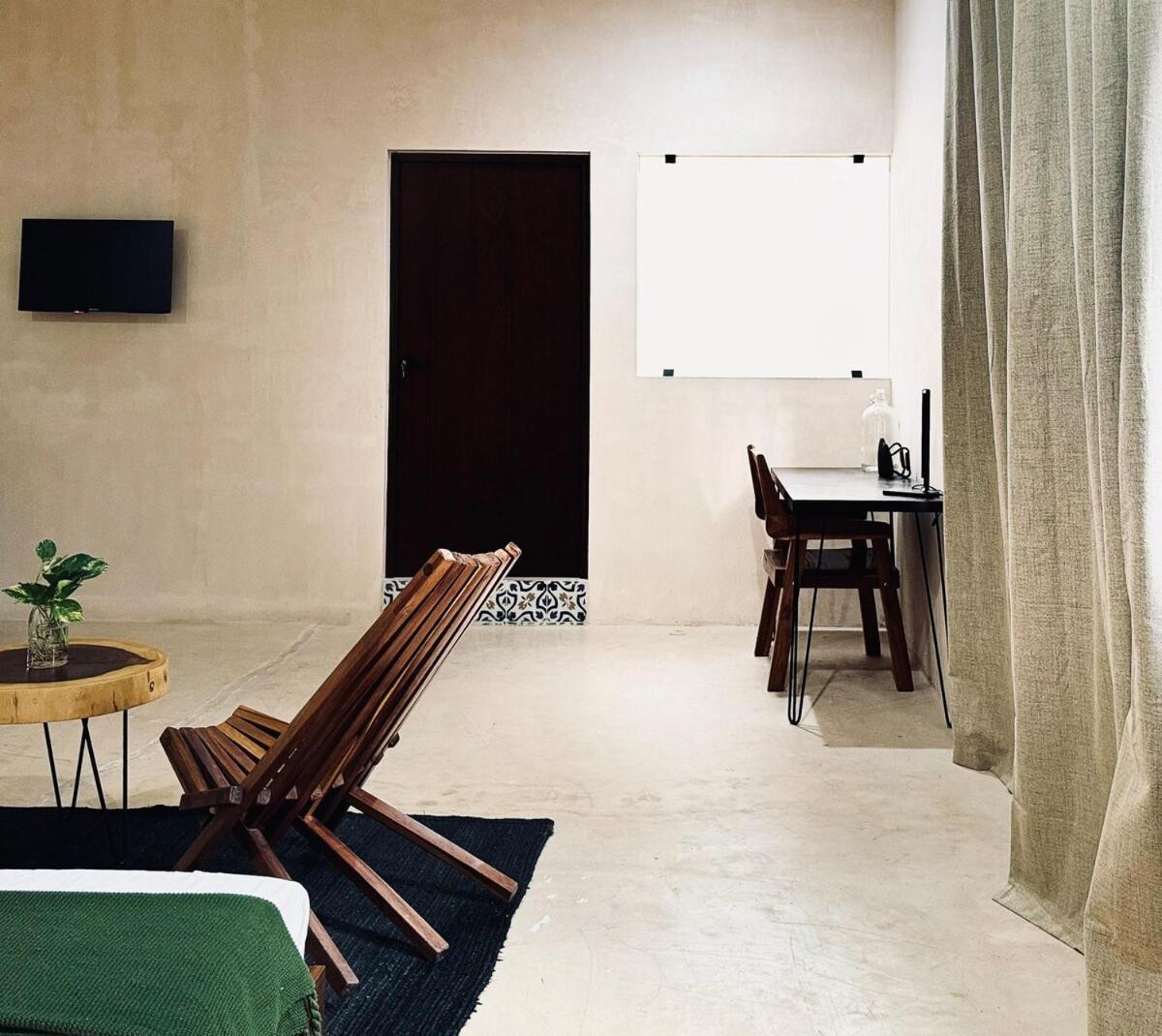 Casa Nudo, Ukax, *