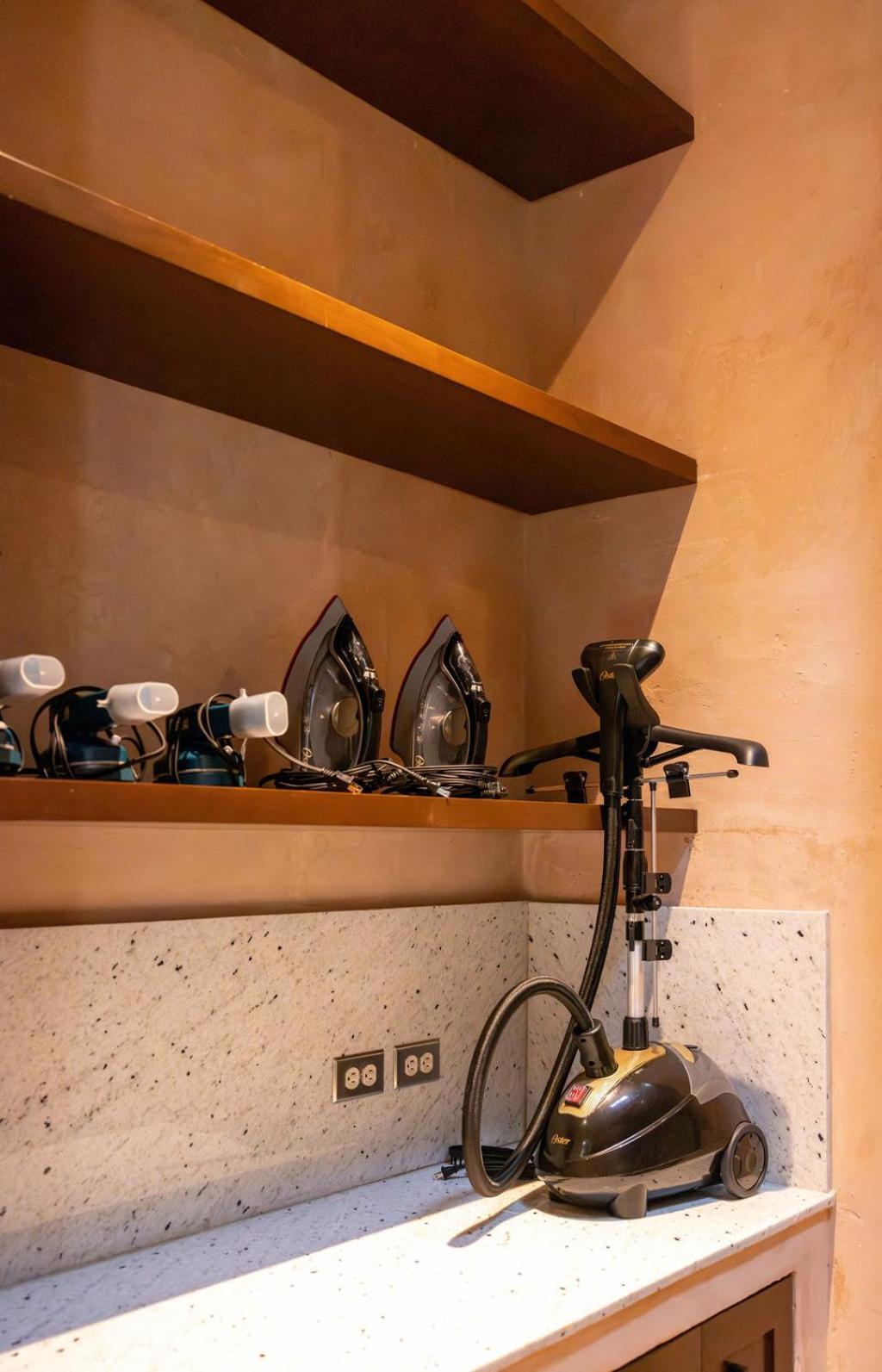 Amazing Downtown House Near Plaza Grande, 7bd