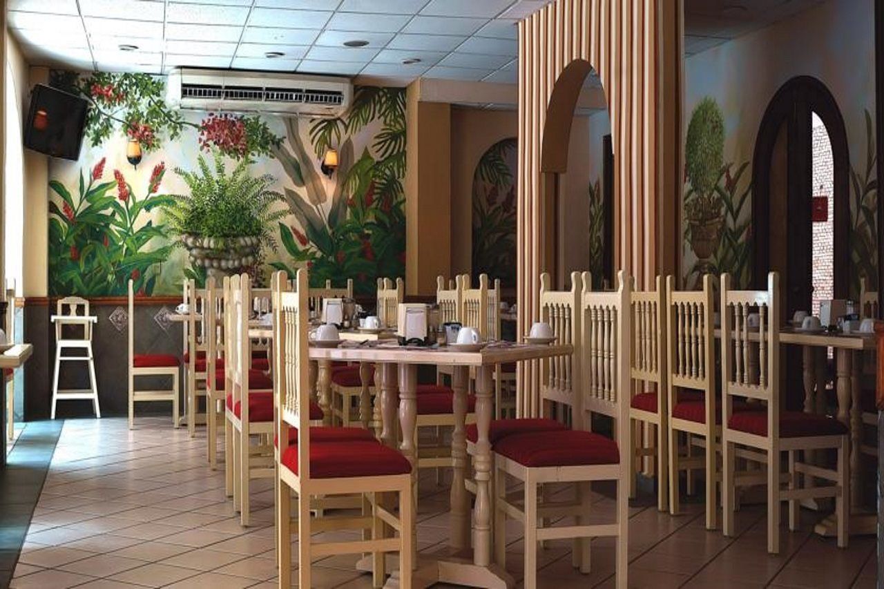 Colonial De Hotel
