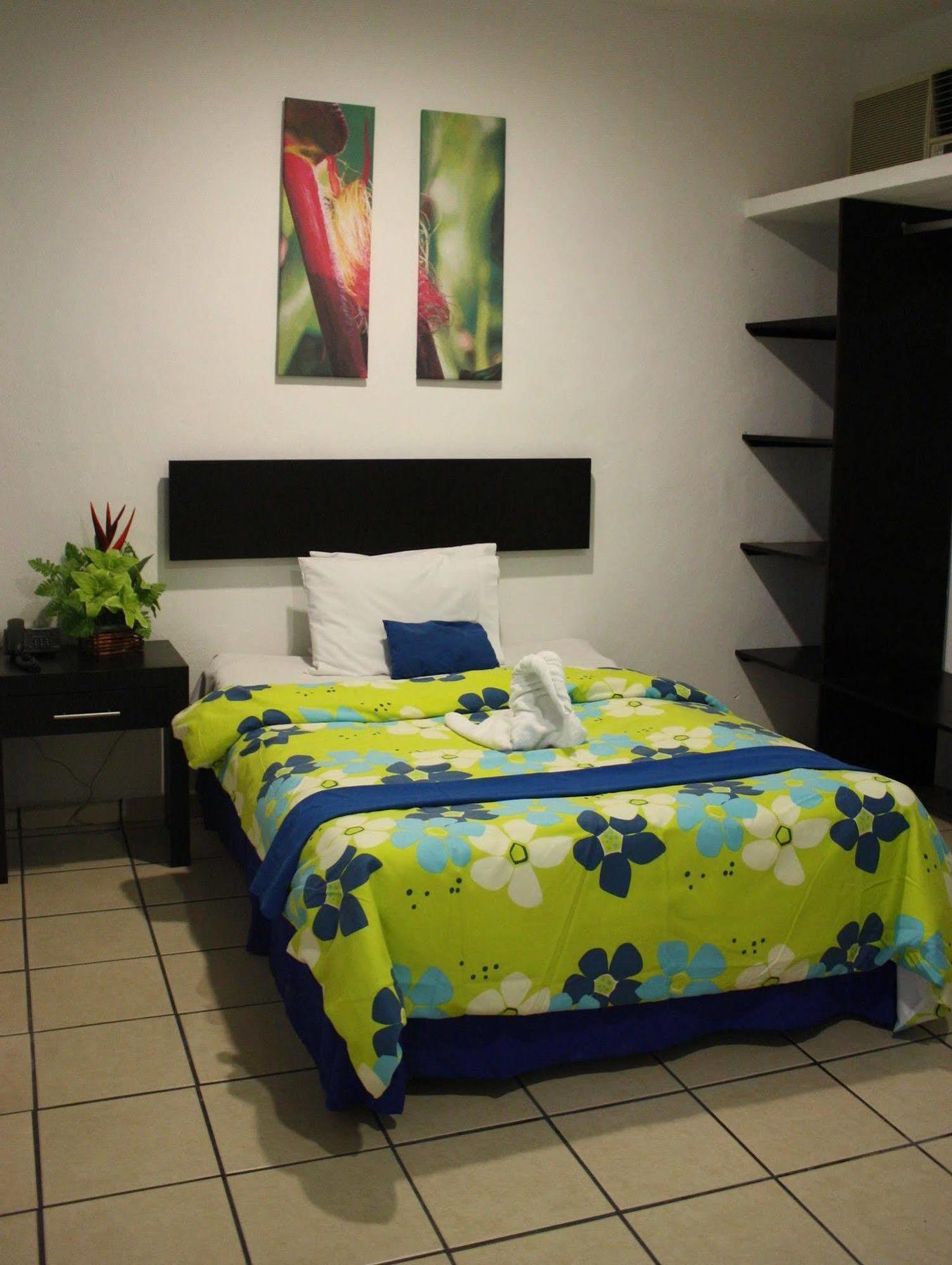 Embajadores Hotel 4*
