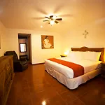 Hotel Holly