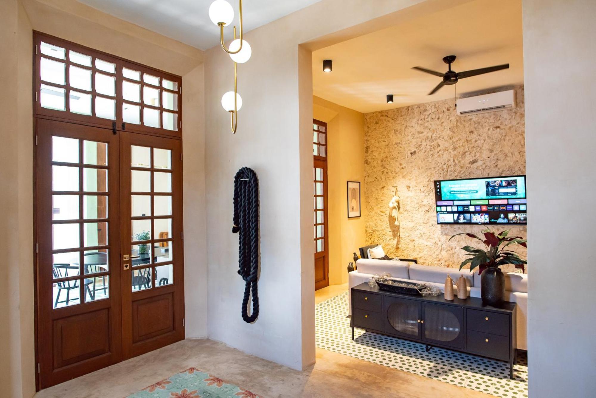 Spectacular Newly Remodelled Colonial House With Plunge Pool *